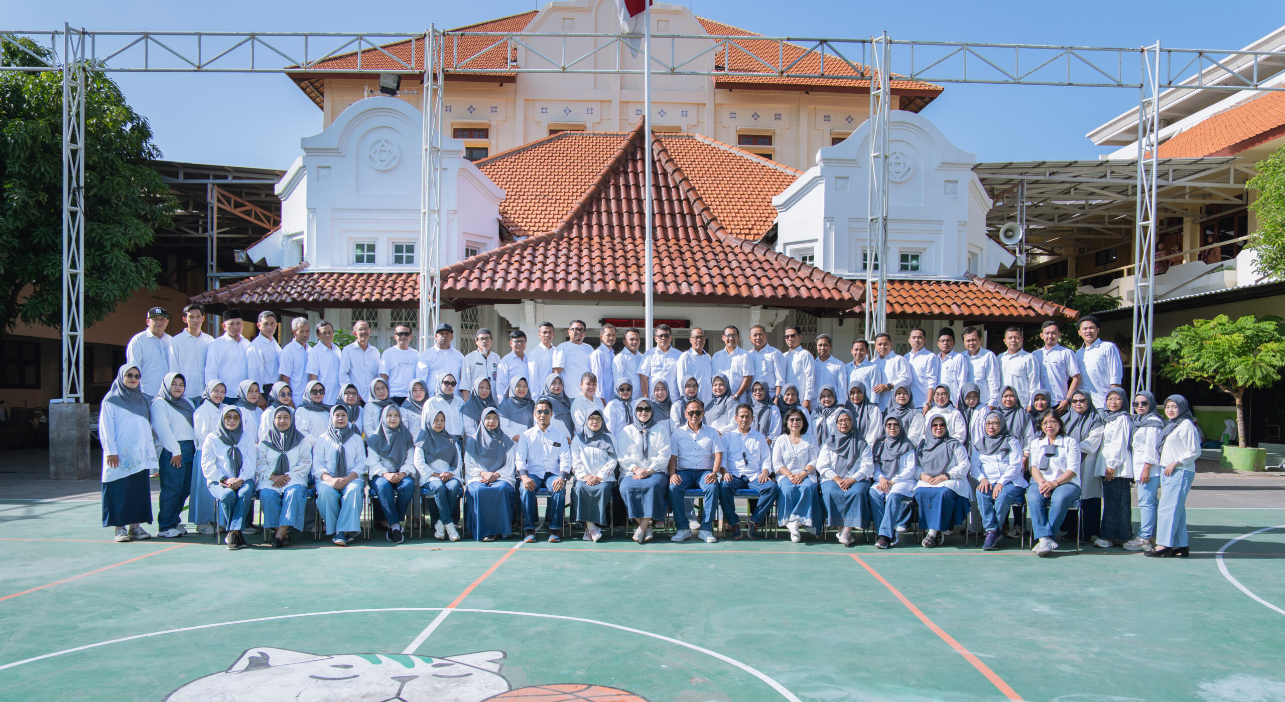 Foto Bersama Guru dan Karyawan