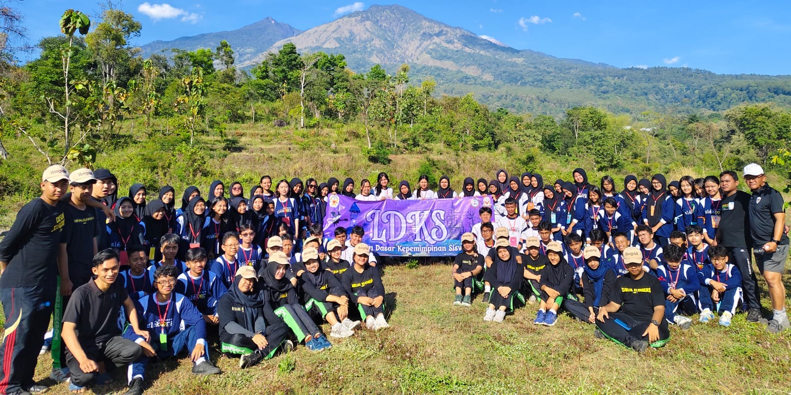 Dokumentasi kegiatan LDKS calon OSIS-MPK periode 2025-2026 yang menampilkan aktivitas pekatihan kememimpinan, teamwork, dan pembentukan karakter