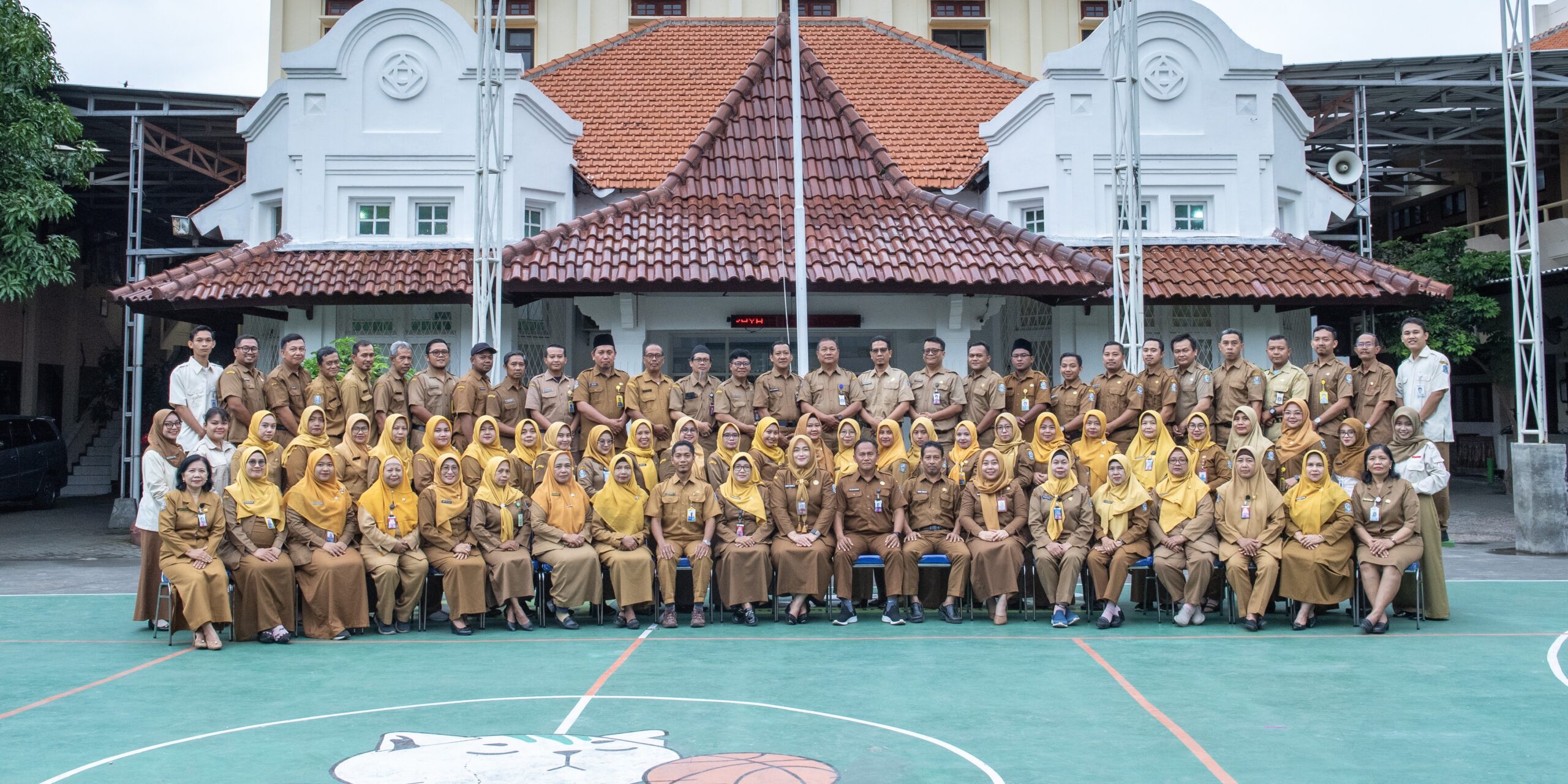 Foto Bersama Guru dan Tendik SMAN 21 Surabaya
